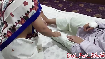 Desi Bahu Apne Sasur Ji Ka Pair Dabate Hue Lund Ko Pakad Kar Chusne Lagi Fir Sasur Ne Bahu Ki Saree Utaar Kr Gaand Maar Li