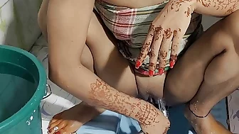 Desi bhabhi toilet me bait kar apane yaar se chudai ki