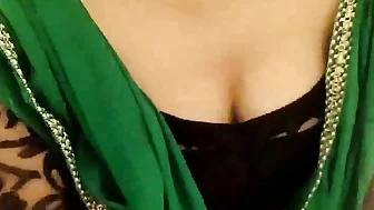 Step mom ne aapne hi bete ke friend ko ghar pe hi choda bete ko ghar se bahar bejh aapni hi gaand marwai roleplay xxx h