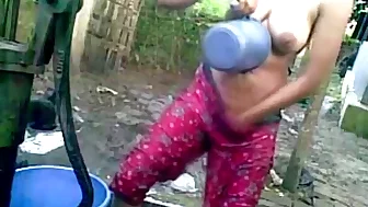 Bangla desi shameless village cousin-Nupur bathing outdoors