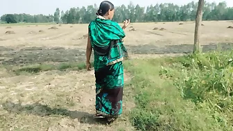 Jangal me ghumti mili Desi bhabhi ko choda