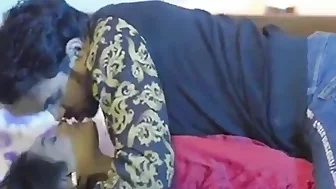 Koi nhi tha ghar par akeli dekh padosi ne chut chudai ki -S2