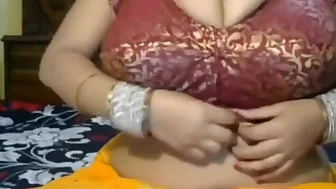 Big boobs desi aunty Kavya shows pussy and tease in saree